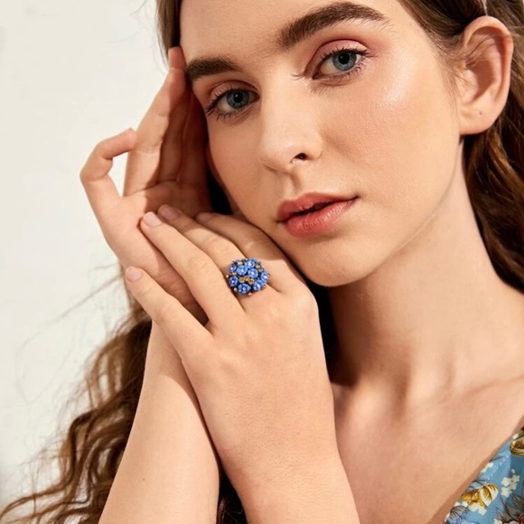 Flower Rhinestone Decor Ring - Picture 3 of 6